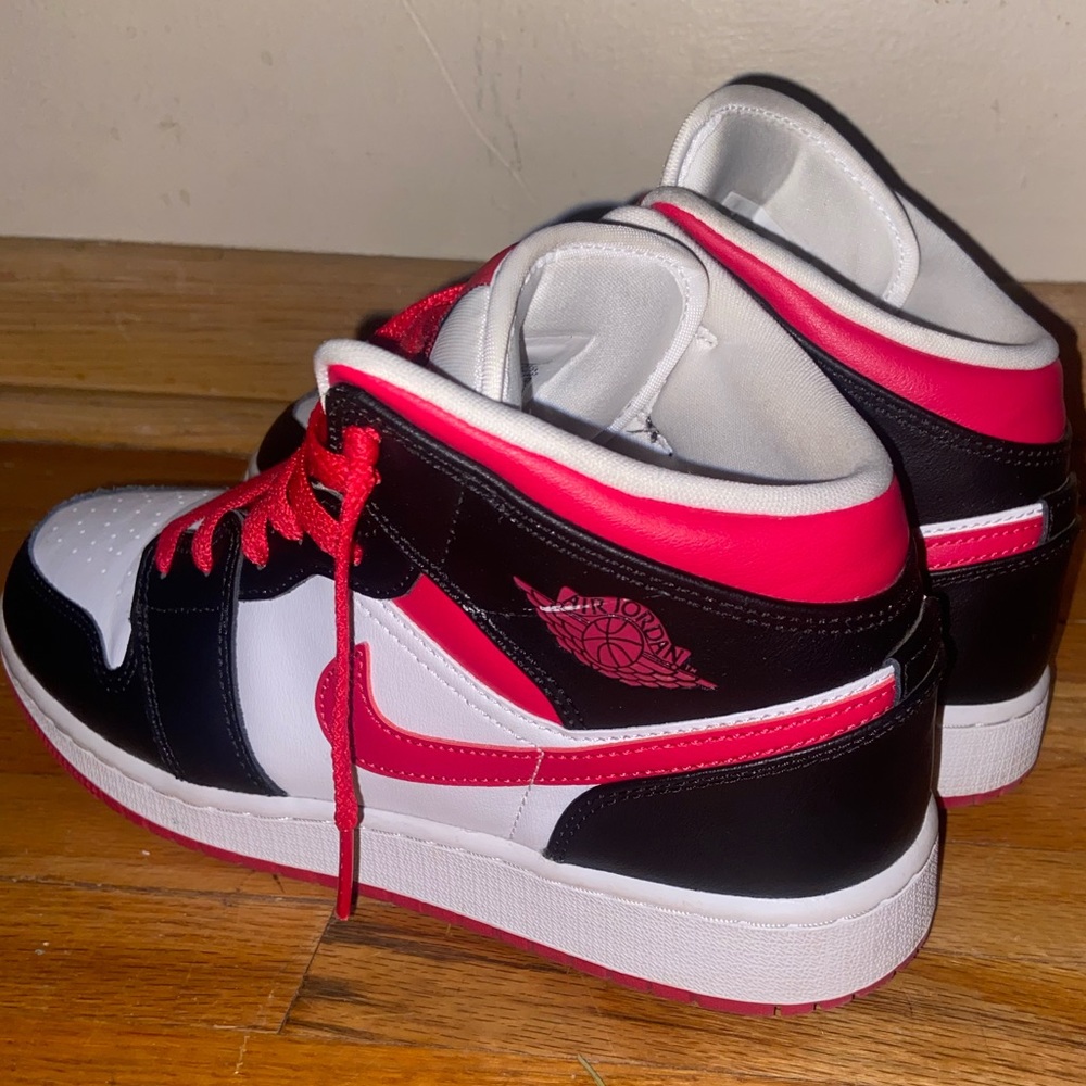 Very Berry Jordan 1 Mids ❤️
